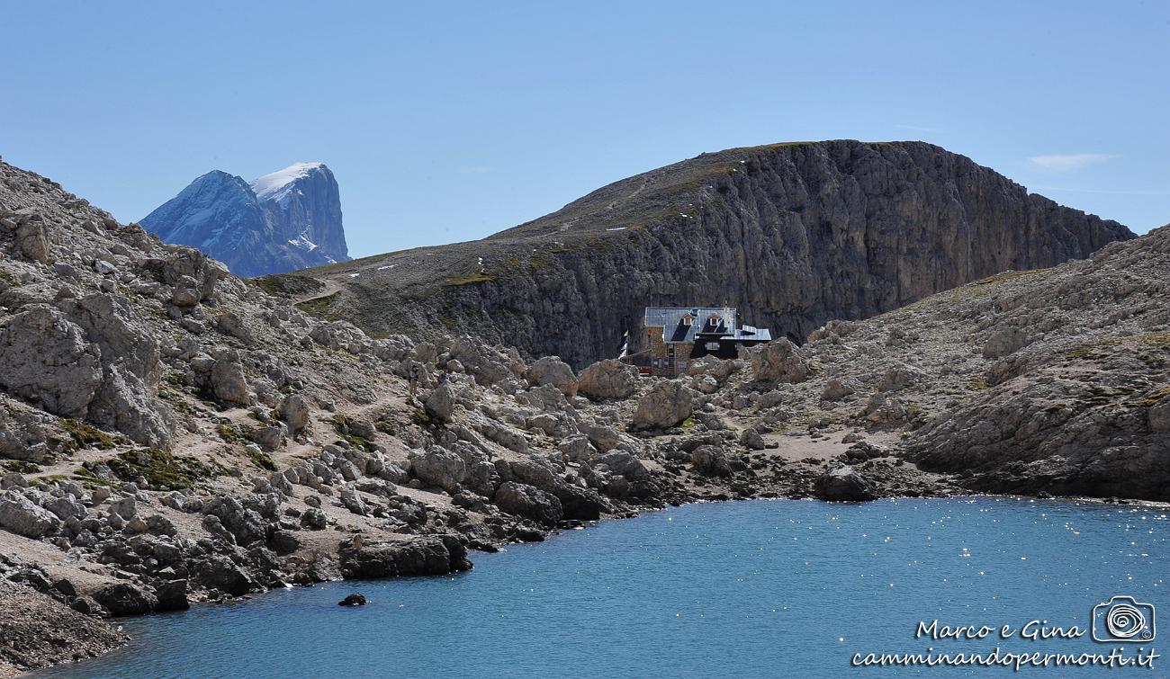 060 Lago e Rifugio Antermoia - sullo sfondo la Marmolada.jpg